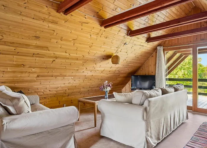 Authentic And Cosy On A Large Natural Plot Close To The Child-friendly Bonnerup And The Charming Fishing Harbour Glesborg